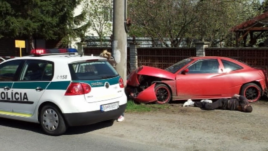 Padlo niekoľko varovných výstrelov! Až tie zastavili 36-ročného muža, ktorý sa v noci rútil autom Malackami obrovskou rýchlosťou! Marek, ktorý má pestrú kriminálnu minulosť, sa však pri úteku zranil. 